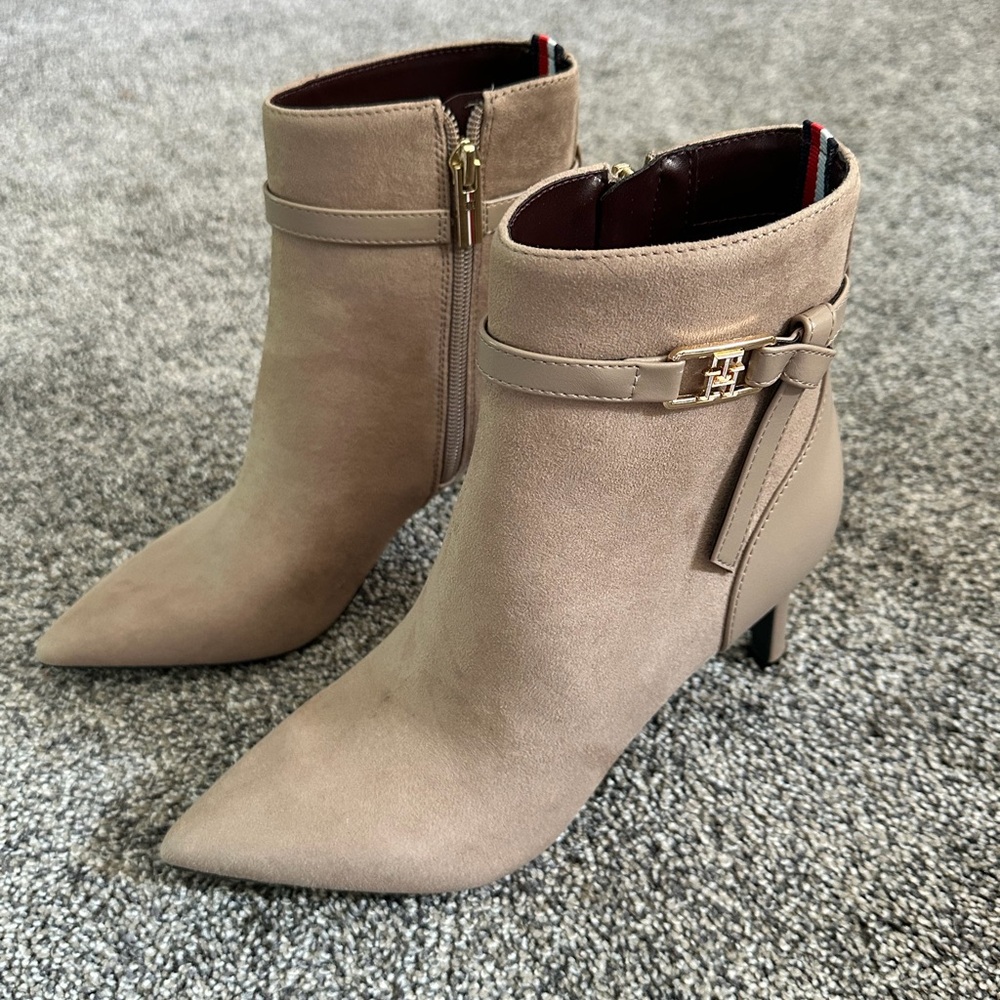 Tommy Hilfiger Woman’s Jorine2 Pointed Toe Boots - Size 5.5 - New
